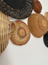 Composition murale de 7 corbeilles et plateaux en osier .