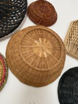 Composition murale de 7 corbeilles et plateaux en osier .