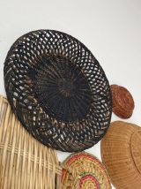 Composition murale de 7 corbeilles et plateaux en osier .