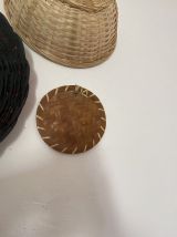 Composition murale de 6 corbeilles et plateaux et éventail.