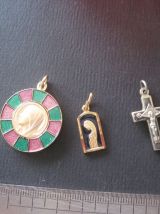 Lot de 5  bijoux religieux  dans petite boite plastique 