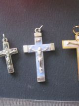 Lot de 5  bijoux religieux  dans petite boite plastique 