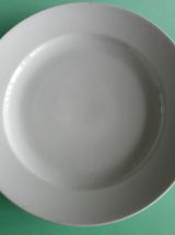 Plats anciens (2) en porcelaine blanche