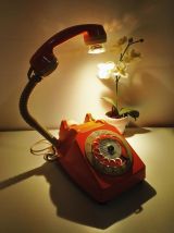 Lampe à poser recyclage téléphone vintage à cadran de 1982 