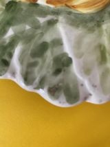 Dessous-de-plat rond en barbotine au décor de poivron jaune