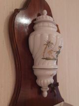 Fontaine murale en faïence peinte Moustiers atelier Segries