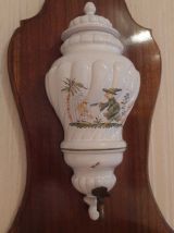 Fontaine murale en faïence peinte Moustiers atelier Segries