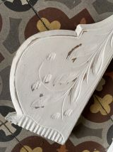 Fronton bois massif patiné blanc années 30.