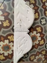 Fronton bois massif patiné blanc années 30.