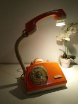 Téléphone vintage à cadran de 1977 recyclé en lampe à poser