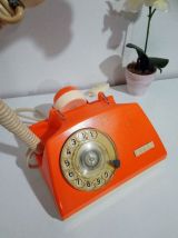 Téléphone vintage à cadran de 1977 recyclé en lampe à poser