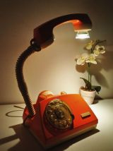 Téléphone vintage à cadran de 1977 recyclé en lampe à poser