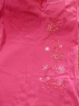 T-shirt rose brodé