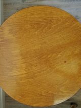 Table ronde tripode travailleuse 