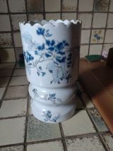 Vase en porcelaine de Limoges Fond blanc décor floral bleu
