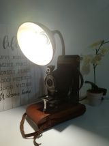 Appareil photo vintage recyclé en lampe à poser déco