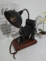 Appareil photo vintage recyclé en lampe à poser déco