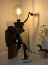Lampe artisanale à télécommande recyclage hachoir mécanique