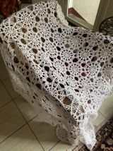 Plaid au crochet blanc perlé .