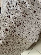 Plaid au crochet blanc perlé .