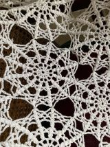 Plaid au crochet blanc perlé .