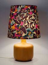 Lampe vintage pied en bois blond et abat-jour imprimé