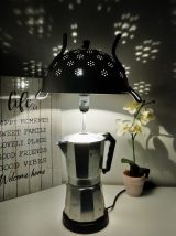 Cafetière italienne vintage recyclée en lampe à poser