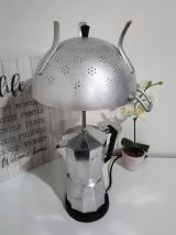 Cafetière italienne vintage recyclée en lampe à poser