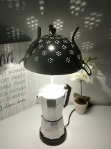 Cafetière italienne vintage recyclée en lampe à poser