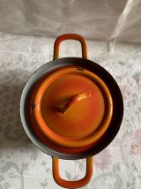 cocotte en métal émaillé ronde couleur rouge orange 
