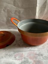 cocotte en métal émaillé ronde couleur rouge orange 