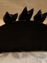 Figurines chats sur canapé en bois 