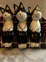 Figurines chats sur canapé en bois 