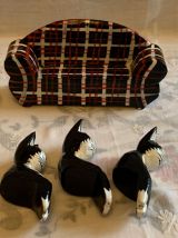 Figurines chats sur canapé en bois 