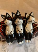 Figurines chats sur canapé en bois 