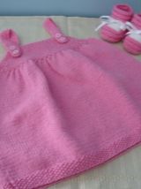 Robe et chaussons assortis bébé 3/ mois tricotés main