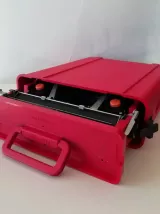 Machine à écrire manuelle VALENTINE de chez OLIVETTI. 