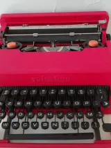 Machine à écrire manuelle VALENTINE de chez OLIVETTI. 