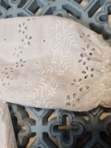 Ancienne brassière bébé en broderie anglaise