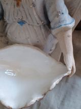 Bénitier mural  l'Ange à la croix en biscuit de porcelaine 
