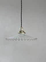 SUSPENSION ANCIENNE DENTELEE EN OPALINE VINTAGE