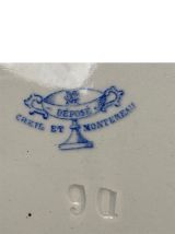 12 assiettes plates ornées de Scènes militaires.