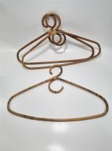 Lot de 5 cintres en rotin