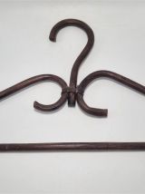 Lot de 5 cintres en rotin