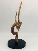 Sculpture en flammes entrelacées.