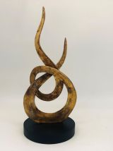 Sculpture en flammes entrelacées.