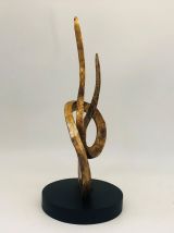 Sculpture en flammes entrelacées.