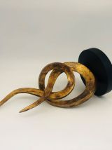 Sculpture en flammes entrelacées.