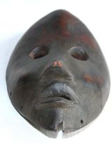Ancien masque Dan en bois sculpté.  Art africain.