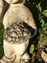 Enfant à la corbeille de fruits en béton
